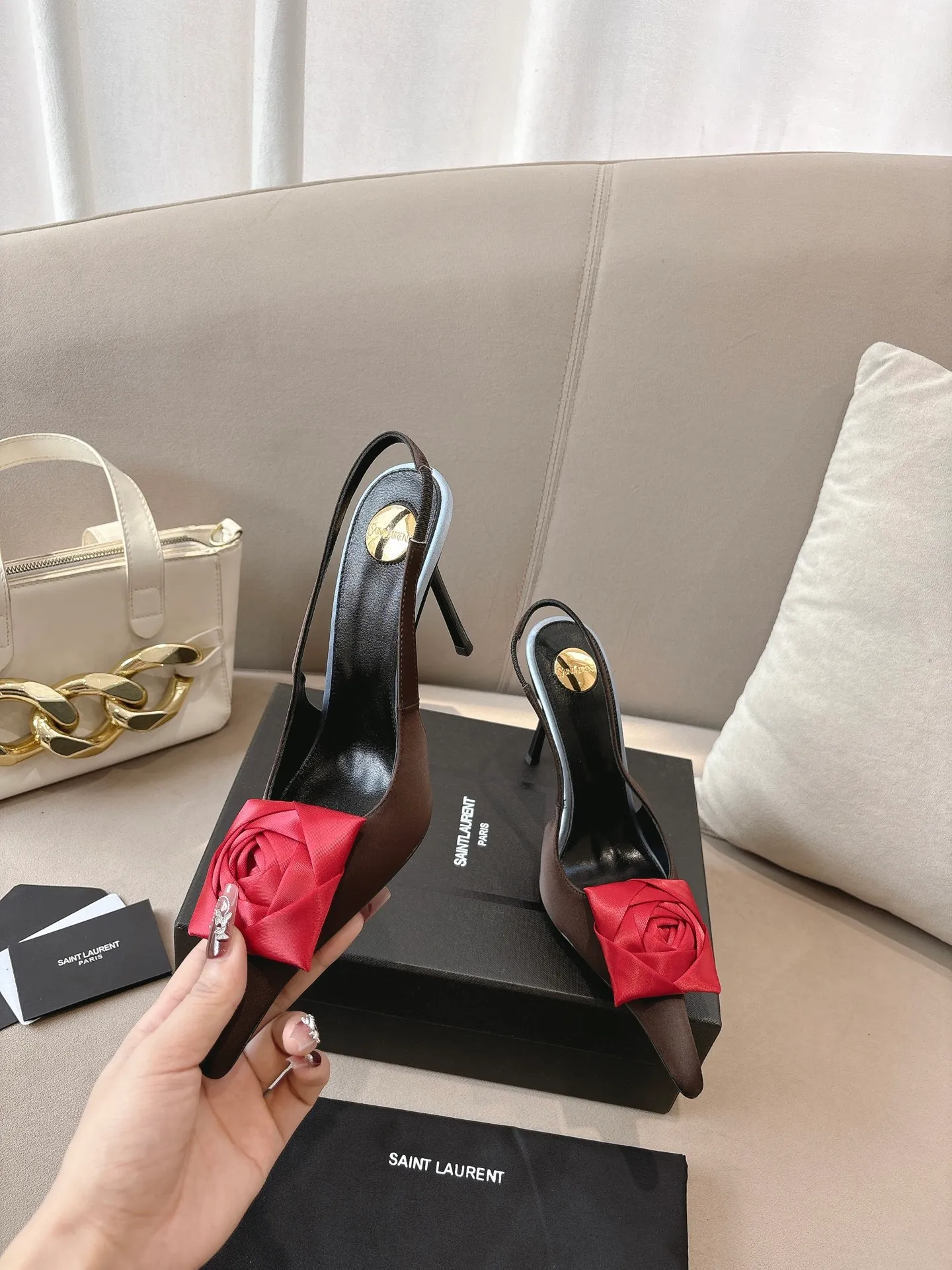 👟👟Ex-factory price 680👟👟 Saint Laurent ysl 25ss/autumn and winter ready-to-wear flower series catwalk style high heels. The toe and contrasting color design make the final effect quite impressive. The different colors are also very beautiful. Straight heels, curved heels, with flowers, and without flowers can be selected. Only YSL understands women’s hearts best and does not accept refutation. It is a super invincible feminine artifact, a must-have for women (z-brand full-body customization, own molded hardware accessories, perfect consistency) ✔ Upper: imported cow patent leather ✔ Inner lining: imported 🐑 goat leather ✔ Sole: imported genuine leather outsole ✔ Heel height: 10.5cm ✔ Size: 36-39 (40, 41, 42 can be customized and non-returnable) Flower style (full set of packaging)
